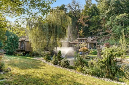 African Queen, Private Lake and Indoor Hot Tub on 4 acres