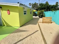 Island-Themed, Four-Bedroom Game House! Irene H. Canova Park附近的飯店