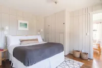 Topaz by AvantStay Adorable Cottage Walking Distance to Beach w Large Patio