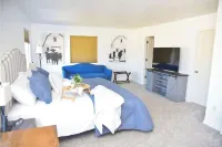 New pickel ball court! basketball and putt putt too! Hotels in Robertson