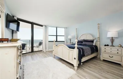 Direct Ocean Front Condo steps away from the Beach! Hotel in zona Ponce de Leon Lighthouse