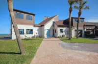 Beachfront Getaway Licensed Beachfront Townhome- PRIVATE POOL - Wifi