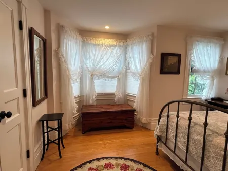 Chatham Village - Lovely 2 bedroom apartment in the antique home