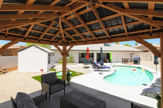 Hot Havasu Escape!!!  Spacious 4-bedroom pool home in great location, Sleeps 12