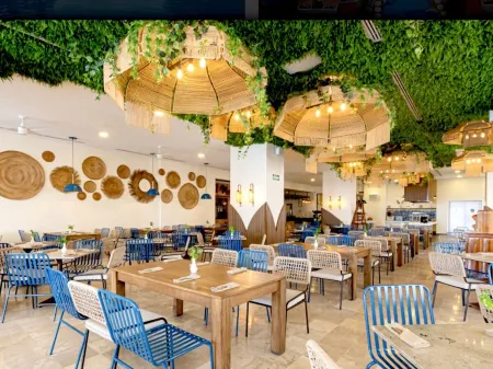 Beautiful villa steps from the beach / Tesoro Ixtapa