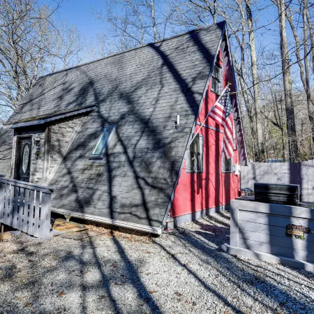 Charming Franklin Cabin with Deck Stunning Views!