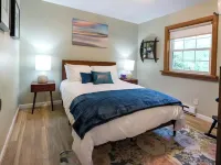 Private log cabin nestled at the base of a secluded wooded area Hotels in Highland