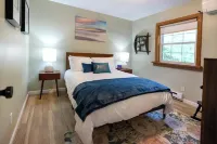 Private log cabin nestled at the base of a secluded wooded area Hotels in Highland