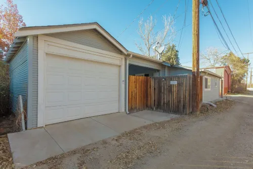 Cozy Cottage With Garage Hotels in Englewood