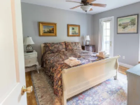 NEW Spectacular Views & Private space on a Scenic Mountain 40ft Salt Water Pool Hotels in Esopus