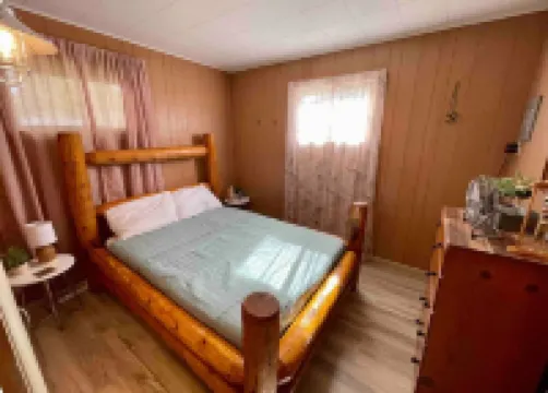 Houghton Lake cabin with covered outdoor entertainment space. No cleaning fees.