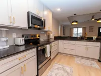 The Aniston; Brand new home in downtown New Albany minutes away from Louisville! Hotels in Floyd County