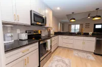 The Aniston; Brand new home in downtown New Albany minutes away from Louisville!