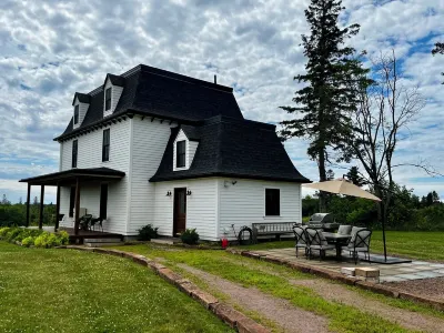 Completely renovated secluded 6 bedroom farmhouse in central PEI  호텔