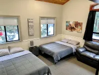 Sleeps 26 people.. 1 of a kind Lodge... Large families, team bonding, retreats! Hotels in Shaver Lake