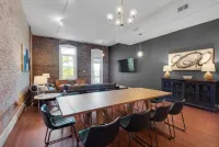 Luxe Historic 2 BR Palafox Balcony Overlook ~ Fabu Posh A