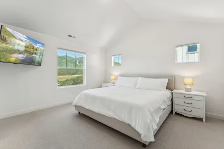 Park City close-4-bedroom, 3.5 bath new home with Fast WiFi, AC, Garage & VIEWS!