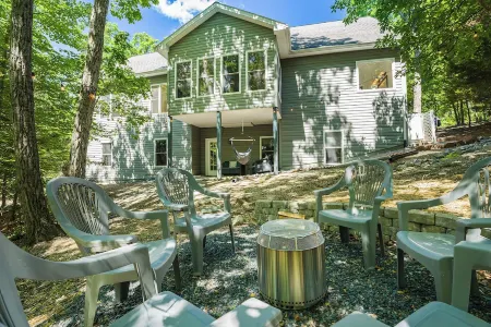 New! 3800 sq ft of Fun! Pool Table, Ping Pong, Pac-Man - in Resort - Sleeps 14