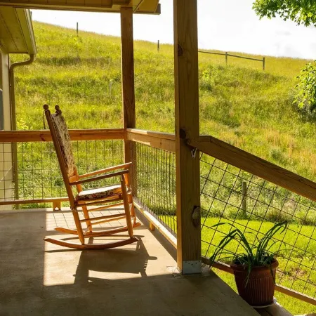The Sheepfold: Remodeled cottage and 6 stall horse barn on working farm!