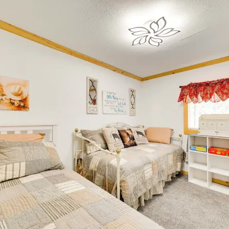 Quiet Eagar Retreat Near Lakes, Hiking & Hunting!