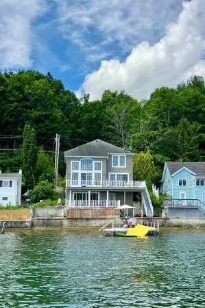 Relax Lakeside at Our Spacious Geneseo House on  Conesus Lake Отели в г. Ливингстон