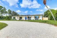 Swim, Game & Bbq: Family Retreat in Stuart - Kitchens
