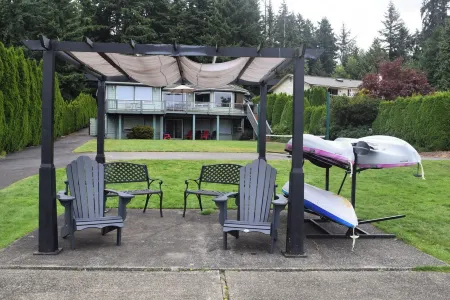 Sunset Lake Retreat@ Lake Tapps-Lakefront, Spacious, Sports Court, Kayaks