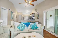 Waterfront Lot with Fishing and Tennis Courts - Charming Unique Cottage