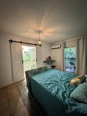 Waterfront Condo with Fishing, Paddleboard, and yard access. FIU Biscayne Bay Campus附近的飯店