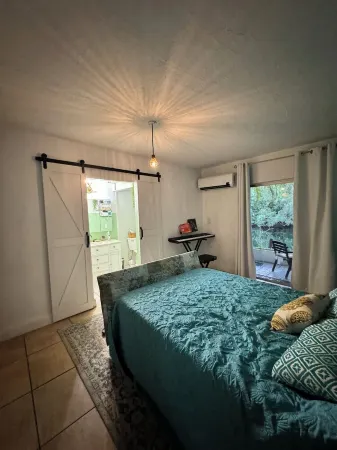 Waterfront Condo with Fishing, Paddleboard, and yard access. Отели в г. Север Майами