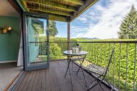 Stay7A: 4BR Modern Comfort, Sky TV, Views – Walk to Village & Pools