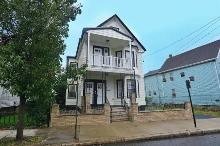 Boston Luxury Home, Free parking, 5 mins to the Casino, 10 minutes to airport.