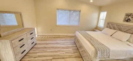 4-bedroom heated Pool house in lovely Osprey, 5 minutes to the beach Отели рядом с достопримечательностью «Coconut Oil Massage»