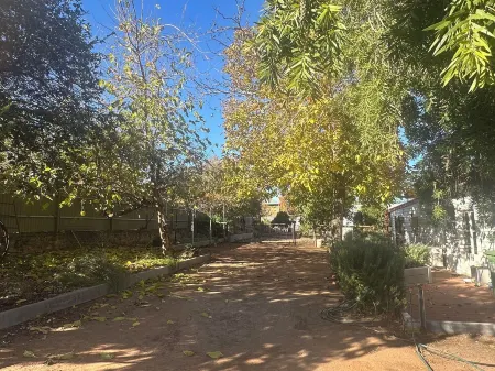 Hill Cottage, comfortable pet friendly home away from home Отели рядом с достопримечательностью «Tim Adams Wines»