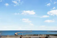 美麗之家碼頭、燈塔、海灘和大海的壯麗景觀度假屋