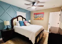 Entertainment District Retreat in Arlington- Short walk to the stadiums!