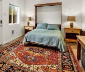 Cozy Cottage Retreat w/ Open Air Bath house, one minute walk to Squaxin Park