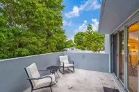 Stunning 3 BR/2 BA Split-Level w Rooftop & Hot Tub Near Miami University