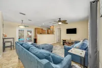 Pool Home Hideaway - 3 Bedrooms in Port St John - Watch Launches from the Pool!