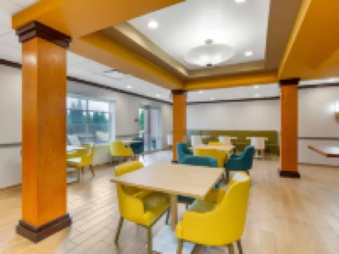 舒適套房酒店阿克倫南 格林酒店