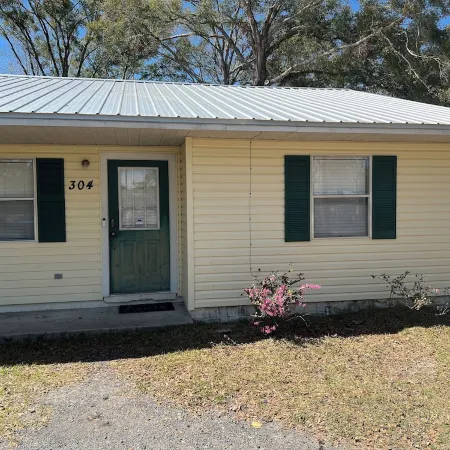 Cozy 2-bedroom house in charming Chiefland with WiFi, AC