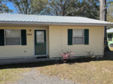 Cozy 2-bedroom house in charming Chiefland with WiFi, AC