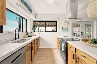 Oceanview Balcony and Comfy Living Space - Charming Beachside Retreat