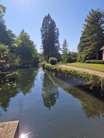Maison Individuelle au Bord de la Rivière Отели в г. Берне