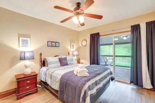 Cozy Mars Hill Farmhouse w/ Scenic Views - Wifi
