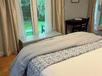 Cozy 1 Bedroom with Fenced in Yard, Porch, Close to the Bay Beach & Bike Trail. 브루스터 호텔