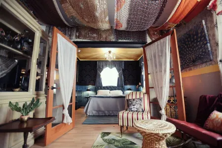 Peacock Room Jungle Lounge, Easy access and WiFi,  Berkeley