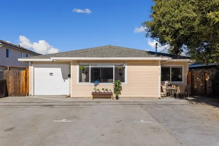 Eclectic Tech and Family Friendly with Gaming 5 min Walk to Meta in Menlo Park Отели рядом с достопримечательностью «Мета Хедквотерс»