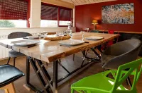 Bright and colorful house with sauna, hut, henhouse, bicycles & garden 쏠슈흐-슈흐-모슬로뜨 호텔