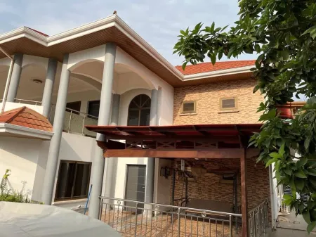 Luxury 3 bedroom House Отели в г. Adjiringanor